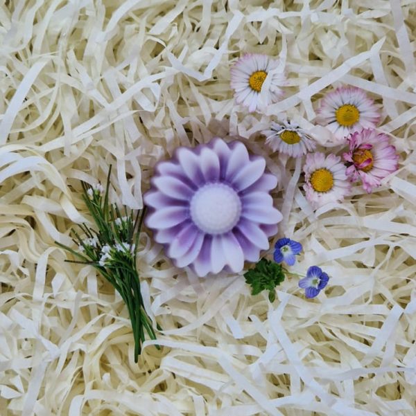 Marguerite Lilas Fondant parfumé Lilas de couleur violette, inspiré d’un jardin printanier aux fleurs délicates et aux notes florales poudrées