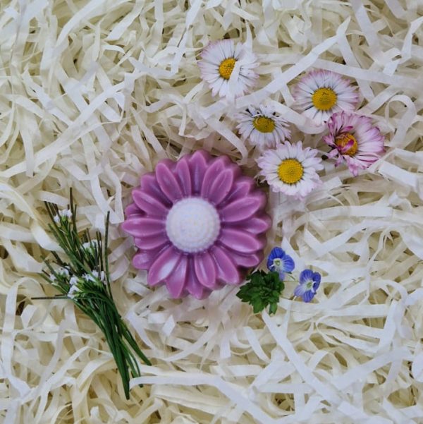 Marguerite mure myrtille Fondant parfumé Mûre Myrtille en forme de marguerite – senteur cassis, violette, vanille et praline"