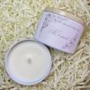 Bougie Monoï Bougie parfumée Monoï – cire végétale dans une boîte en métal avec couvercle bois, parfum solaire à la fleur de tiaré et coco