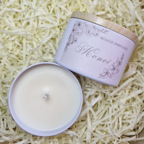Bougie Monoï Bougie parfumée Monoï – cire végétale dans une boîte en métal avec couvercle bois, parfum solaire à la fleur de tiaré et coco