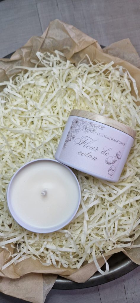 Bougie parfumée Fleur de Coton – cire végétale dans un pot en métal avec couvercle bois, parfum de linge frais et fleurs blanches