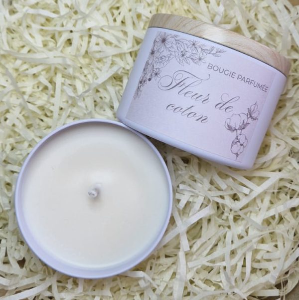 Bougie fleur de coton Bougie parfumée Fleur de Coton – cire végétale dans un pot en métal avec couvercle bois, parfum de linge frais et fleurs blanches