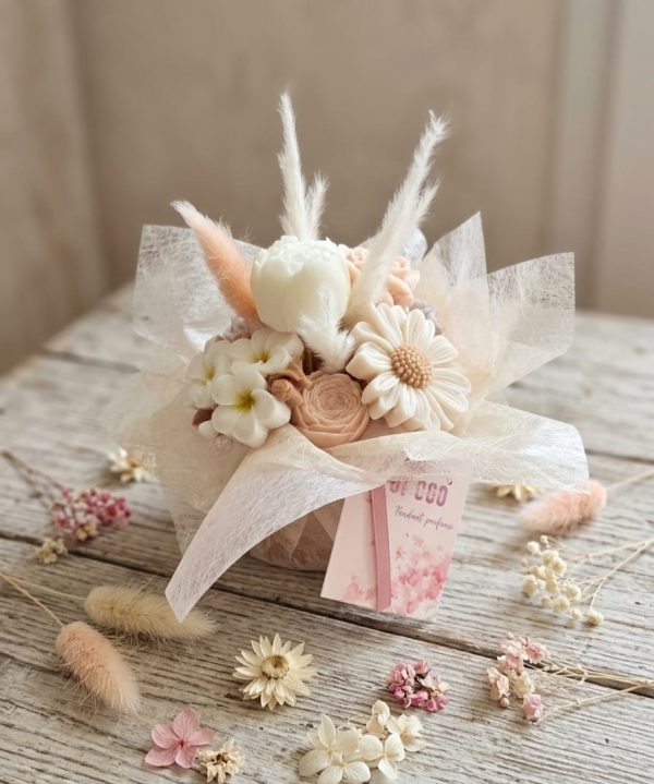 WhatsApp Image 2026-04-16 at 09.53.24 Bouquet de fondants parfumés en forme de fleurs roses, fait main, senteur au choix Fleur de Coton, Mûre Myrtille, Cocktail Japonais ou Monoï Vanillé